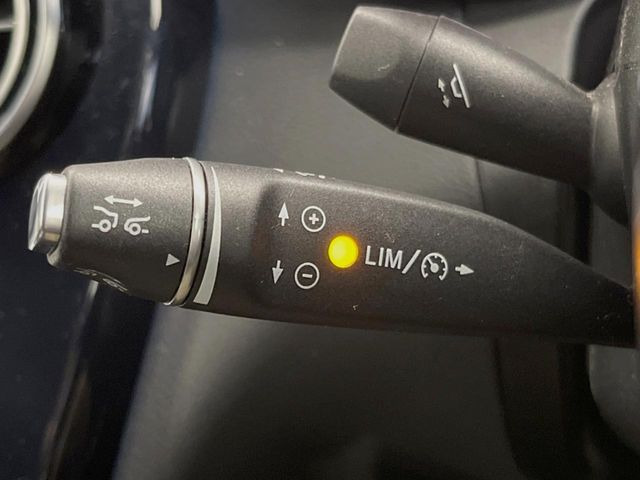 ●レーダークルーズコントロール:前の車との車間距離を一定にとりつつ、一定速度で自動走行してくれる次世代のクルーズコントロール!主に高速道路や自動車専用道路で使用する便利な機能です!