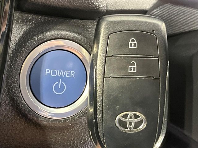 【スマートキー】カバンやポケットに入れたままでもドアの施錠・解錠が可能なスマートキーを装備。エンジンのオン・オフ時もカギを取り出す必要が無いからとっても便利です♪