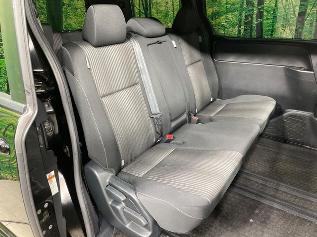 後部座席も気になるようなキズ・汚れやへたり等、大きなダメージはなく、良好な状態です。