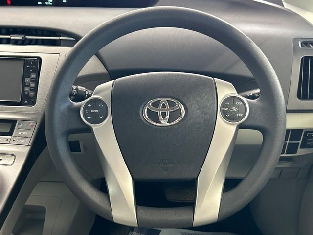 �C���e���A�ɍ��킹���f�U�C���̃X�e�A�����O�́A�^�]�������̂��Ƃ��l���A�^�]���₷���`��A�傫���ł��B�����x�A���ۂɐG���Ă��m���߂��������B