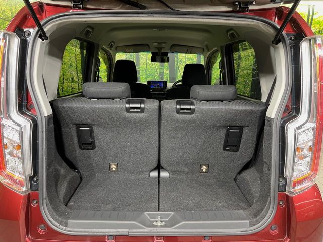 ���i�̂���������ʋ΁A���}���ɏ\���ȉ׎��X�y�[�X���m�ۂ��Ă���܂��B�Z�J���h�V�[�g��|���ƁA�傫�ȉו��̐ύڂ��\�ł���