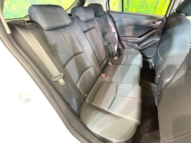 後部座席も気になるようなキズ・汚れやへたり等、大きなダメージはなく、良好な状態です。