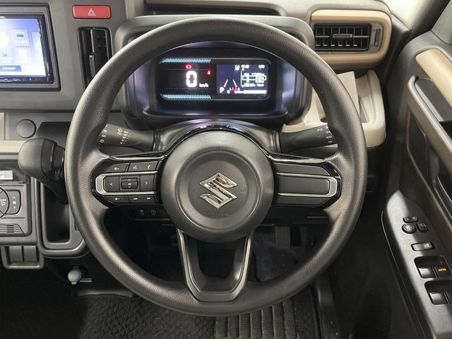 �C���e���A�ɍ��킹���f�U�C���̃X�e�A�����O�́A�^�]�������̂��Ƃ��l���A�^�]���₷���`��A�傫���ł��B�����x�A���ۂɐG���Ă��m���߂��������B