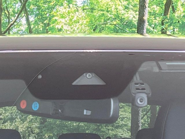 【スマートシティブレーキサポート】低速走行中に前方の車両等を認識し、衝突しそうな時は警報とブレーキで衝突回避と被害軽減をアシスト。より安全にドライブをお楽しみいただけます。