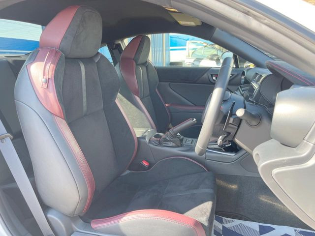 【専用スポーツシート】ホールド性に優れ、カーブ時の体が流れを抑制してくれます。また、体にフィットするから腰や背中が疲れにくく、ロングドライブや高速走行でも快適にお過ごしいただけます♪