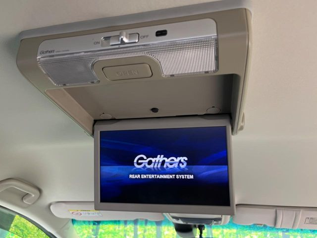 【フリップダウンモニター】大画面モニターで後席でもエンタメをお楽しみいただけます。小さなお子様にも大人気の装備です♪