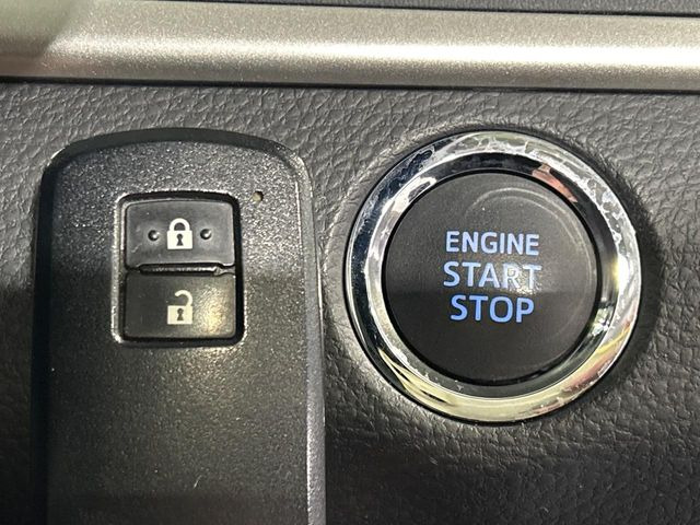 【スマートキー】カバンやポケットに入れたままでもドアの施錠・解錠が可能なスマートキーを装備。エンジンのオン・オフ時もカギを取り出す必要が無いからとっても便利です♪