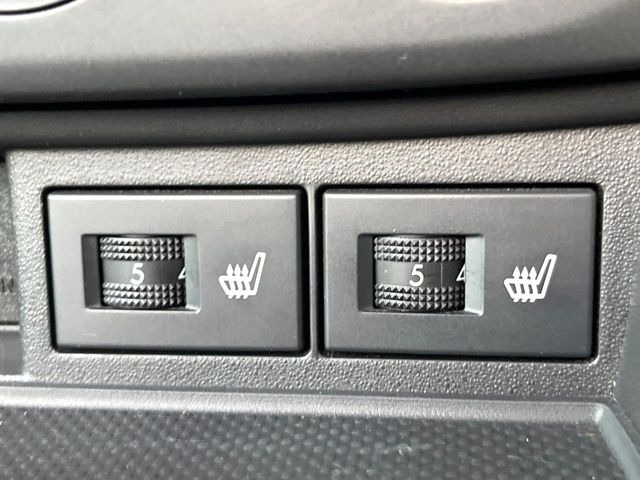 【シートヒーター】寒い日に重宝するシートヒーター!エアコンより早く温まってくれるので寒がりの人も安心ですね♪エアコンの温風は乾燥するから苦手、という方にもをおすすめです。