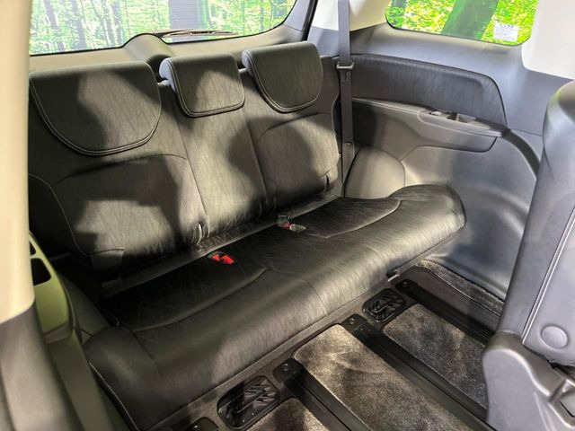 床下収納式のサードシートです。座席部分をコンパクトに収納でき、広大な荷室スペースとしてお使いいただけます!乗車人数や荷物の量など利用シーンに合わせて3列目を有効活用でき、とっても便利♪