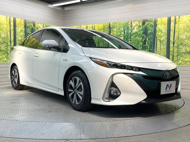 高透明度のガラス皮膜で撥水はもちろん、上質なツヤ・光沢を実現。紫外線や酸性雨から大切な愛車を保護し、色あせ・劣化を防止。「弾スプラッシュコート」、「弾プリミッサコート」からお選びいただけます。