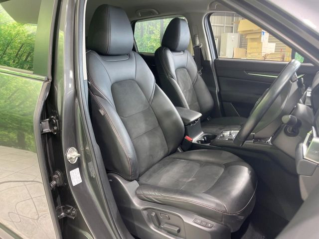 【ハーフレザーシート】高級感と座り心地を両立した人気のシート♪背面・座面のファブリック素材は、通気性の良さや滑りにくさに優れています。気温や服装に左右されず快適にお乗りいただけます。