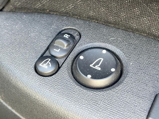 �y�d���i�[�~���[�z�T�C�h�~���[�͓d���i�[���ƂȂ��Ă���A�������ԏ�ł��L�Y�������X�N��}�����܂��B