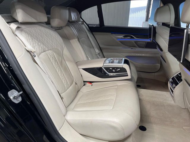 ●後部座席も気になるようなキズ・汚れやへたり等、大きなダメージはなく、良好な状態です。