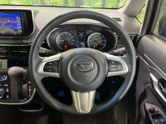 �C���e���A�ɍ��킹���f�U�C���̃X�e�A�����O�́A�^�]�������̂��Ƃ��l���A�^�]���₷���`��A�傫���ł��B�����x�A���ۂɐG���Ă��m���߂��������B