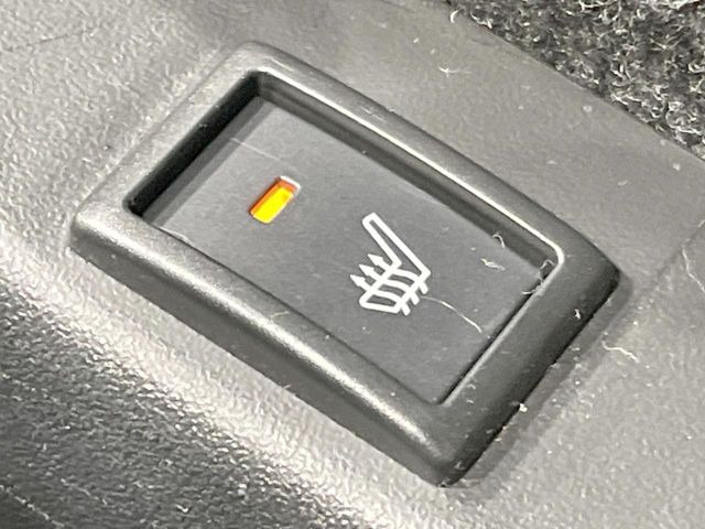 【シートヒーター】寒い日に重宝するシートヒーター!エアコンより早く温まってくれるので寒がりの人も安心ですね♪エアコンの温風は乾燥するから苦手、という方にもをおすすめです。