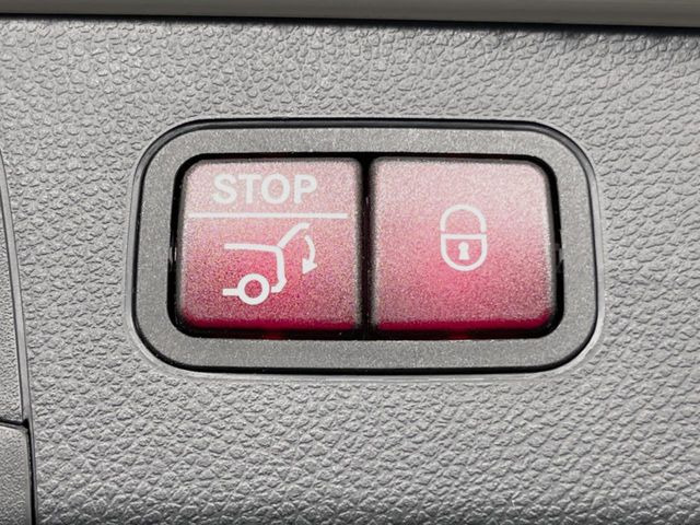 ●電動リアゲート:ワンタッチでリアゲートの開閉ができ、荷物などで両手が塞がっている状態でも簡単に開閉ができる便利機能です。