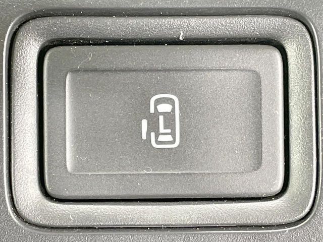 【パワースライドドア】スマートキーや運転席のスイッチでスライドドアの開閉が可能♪電動だから力を入れてドアを開ける必要が無く、小さいお子様でも、重い荷物を持っている時もラクに開け閉めできます♪