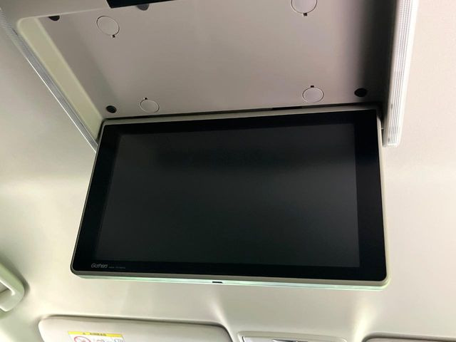 �y�����G���^�[�e�C�������g�V�X�e���z��Ȃɂ�����̕����喞���́A�l�C���[�J�[�I�v�V�����𑕔��B��p�̉����V�X�e���ƁA���ʂ̃��j�^�[�ňړ�����DVD�������y���݂��������܂��B