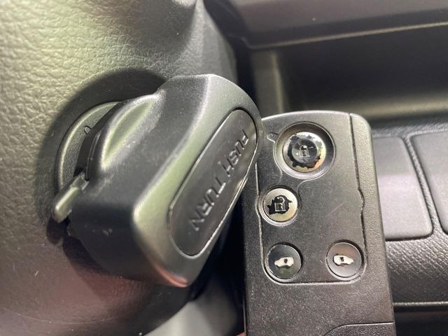 �yHonda�X�}�[�g�L�[�z�J�o����|�P�b�g�ɓ��ꂽ�܂܂ł��h�A�̎{���E�������\�ȃX�}�[�g�L�[�𑕔��B�G���W���̃I���E�I�t�����J�M�����o���K�v����������Ƃ��Ă��֗��ł���