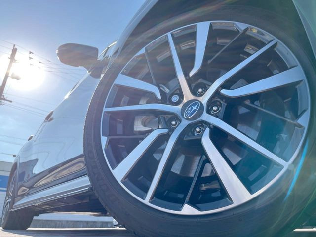 【純正18インチアルミホイール】外観にマッチした純正アルミホイールを装着しております。各種社外アルミホイールや、スタッドレスタイヤも取扱いしております。是非ご相談ください♪