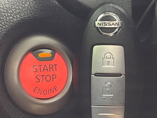 【インテリジェントキー】カバンやポケットに入れたままでもドアの施錠・解錠が可能なスマートキーを装備。エンジンのオン・オフ時もカギを取り出す必要が無いからとっても便利です♪