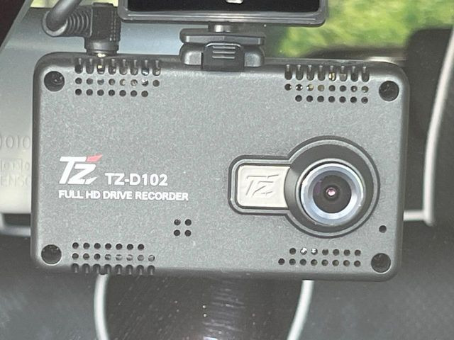 【ドライブレコーダー】安心・安全なカーライフに必須のドライブレコーダーを装備!走行中はもちろん、あおり運転や事故に遭遇した際の状況も映像で記録し、万一のリスクに備えます。