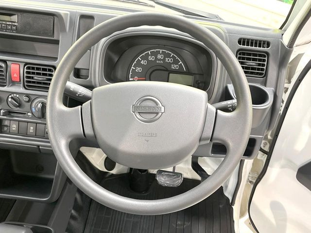 インテリアに合わせたデザインのステアリングは、運転される方のことも考え、運転しやすい形状、大きさです。是非一度、実際に触ってお確かめください。