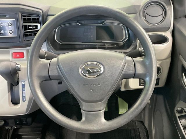 �C���e���A�ɍ��킹���f�U�C���̃X�e�A�����O�́A�^�]�������̂��Ƃ��l���A�^�]���₷���`��A�傫���ł��B�����x�A���ۂɐG���Ă��m���߂��������B