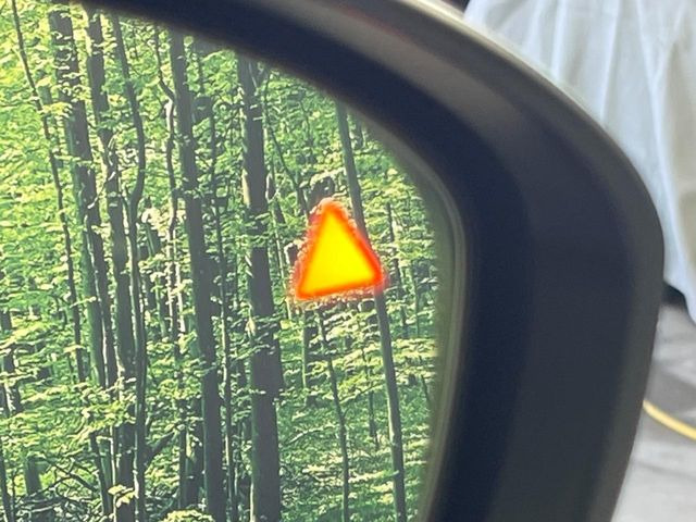 �y������p���m�z���s���A�h�A�~���[�̎��p�ɂȂ�₷���ӏ��Ɍ㑱�Ԃ��ڋ߂���ƃT�C�h�~���[�t�߂Ɍx����\���A�h���C�o�[�ɒ��ӊ��N�����Ă���܂��B