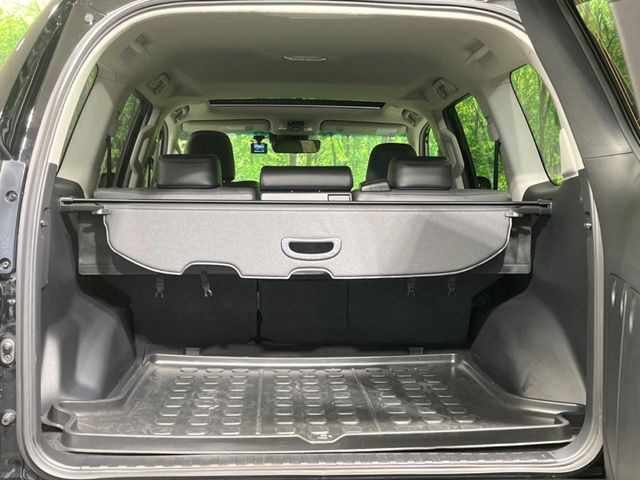 積み下ろしのしやすいデッキにはたっぷりと荷物を積み込んでいただけます。遊びから仕事まで、様々なシーンで頼れます♪