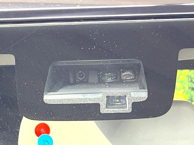 【スズキ セーフティサポート】走行中に前方の車両等を認識し、衝突しそうな時は警報とブレーキで衝突回避と被害軽減をアシスト。より安全にドライブをお楽しみいただけます。