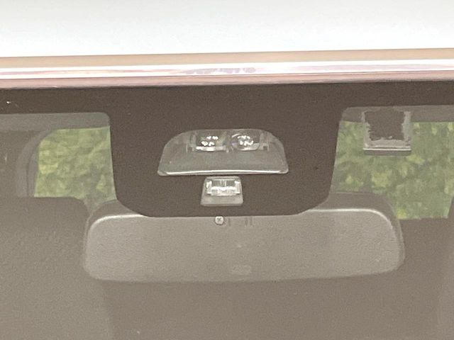 【シティブレーキアクティブシステム】低速走行中に前方の車両等を認識し、衝突しそうな時は警報とブレーキで衝突回避と被害軽減をアシスト。より安全にドライブをお楽しみいただけます。