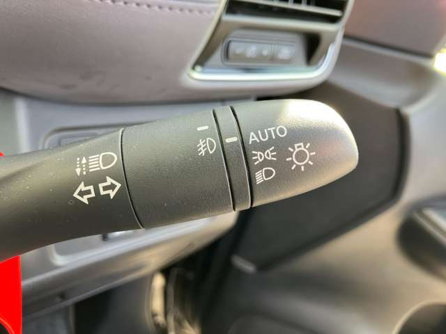 ★オートライト&ハイビームアシスト★周囲の明るさを感知して自動でライト点灯してくれトンネルなどで便利です。さらに!対向車などを感知してハイ&hArr;ローも自動で切り替えてくれます。