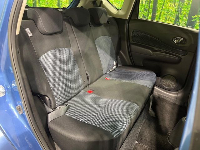 広々とした2列目シートは居住性が高く、居心地も快適!友達や家族とのお出かけにぴったりです。ベビーシートやチャイルドシート使用時も快適にお過ごしいただける十分な空間を確保しています。