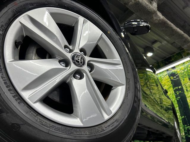 【純正17インチアルミホイール】外観にマッチした純正アルミホイールを装着しております。各種社外アルミホイールや、スタッドレスタイヤも取扱いしております。是非ご相談ください♪