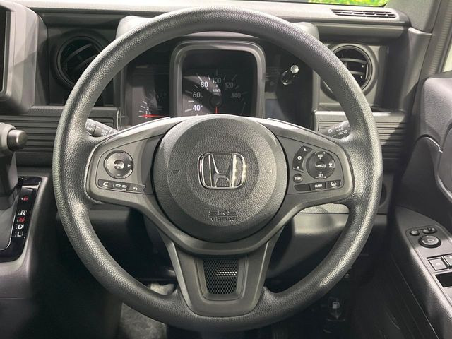 �C���e���A�ɍ��킹���f�U�C���̃X�e�A�����O�́A�^�]�������̂��Ƃ��l���A�^�]���₷���`��A�傫���ł��B�����x�A���ۂɐG���Ă��m���߂��������B