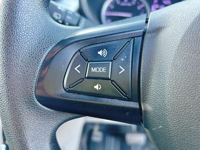 �y�X�e�A�����O�X�C�b�`�z�n���h���̃{�^���ŊȒP�Ƀi�r�̉��ʂ�`�����l������\�ł���