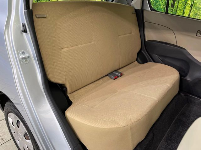 後部座席も気になるようなキズ・汚れやへたり等、大きなダメージはなく、良好な状態です。