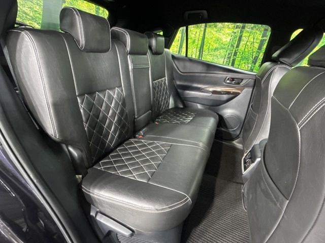 広々とした2列目シートは居住性が高く、居心地も快適!友達や家族とのお出かけにぴったりです。ベビーシートやチャイルドシート使用時も快適にお過ごしいただける十分な空間を確保しています。