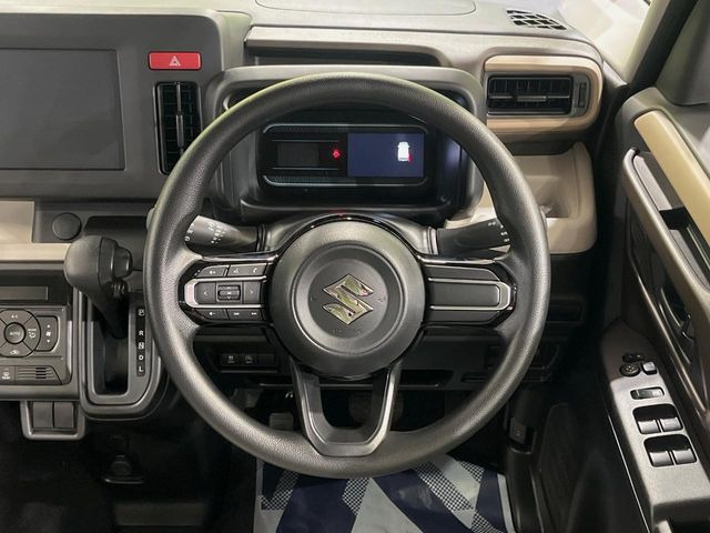 �C���e���A�ɍ��킹���f�U�C���̃X�e�A�����O�́A�^�]�������̂��Ƃ��l���A�^�]���₷���`��A�傫���ł��B�����x�A���ۂɐG���Ă��m���߂��������B