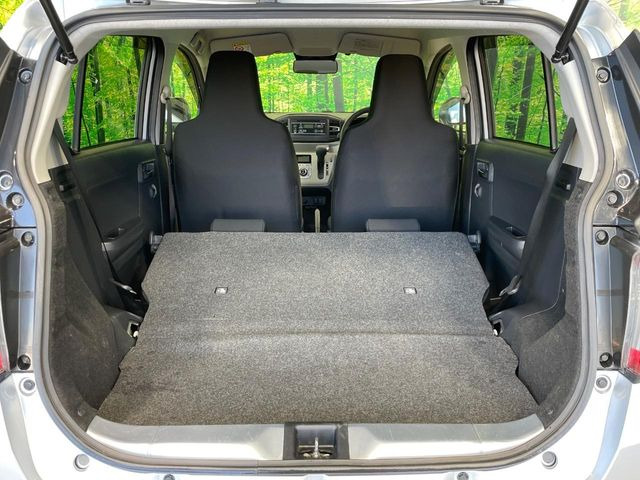 ���i�̂���������ʋ΁A���}���ɏ\���ȉ׎��X�y�[�X���m�ۂ��Ă���܂��B�Z�J���h�V�[�g��|���ƁA�傫�ȉו��̐ύڂ��\�ł���