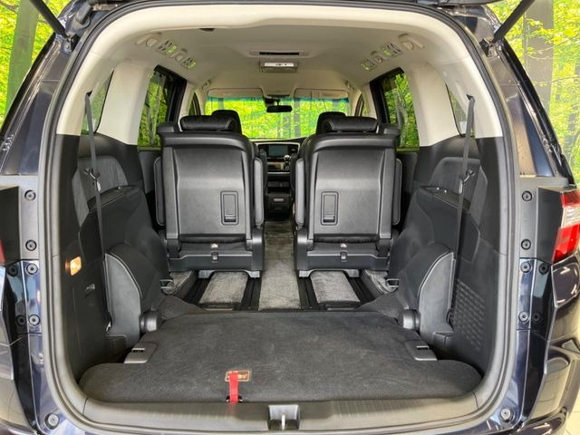 後席を格納すると、これだけの広さが!シーンに合わせたシートアレンジで、大きな荷物も積むことが出来ます♪