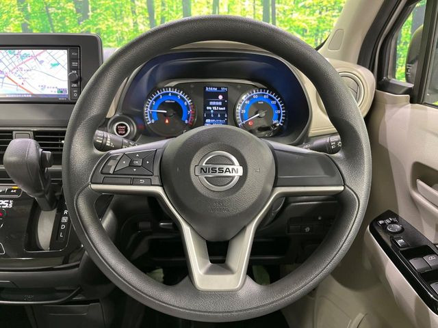 ステアリングも使用感が少なく、きれいな状態となっております♪