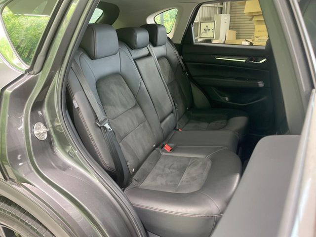 後部座席も気になるようなキズ・汚れやへたり等、大きなダメージはなく、良好な状態です。