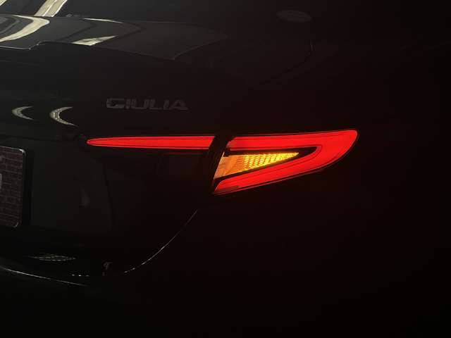 【屋内展示場完備】雨が降っても風が吹いても、暑くても寒くてもゆっくりお車をご覧いただけます&rArr;