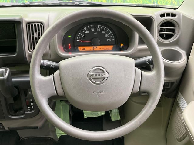 �C���e���A�ɍ��킹���f�U�C���̃X�e�A�����O�́A�^�]�������̂��Ƃ��l���A�^�]���₷���`��A�傫���ł��B�����x�A���ۂɐG���Ă��m���߂��������B