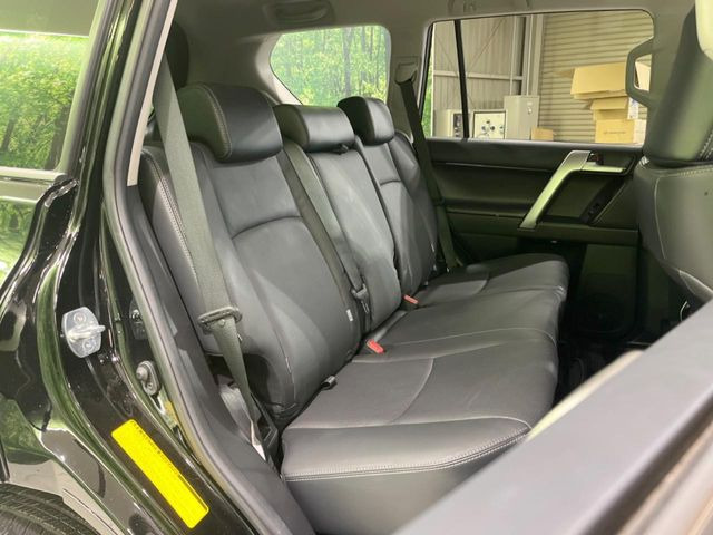後部座席も気になるようなキズ・汚れやへたり等、大きなダメージはなく、良好な状態です。