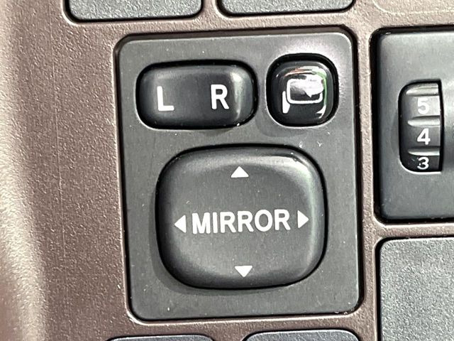 �y�d���i�[�~���[�z�T�C�h�~���[�͓d���i�[���ƂȂ��Ă���A�������ԏ�ł��L�Y�������X�N��}�����܂��B