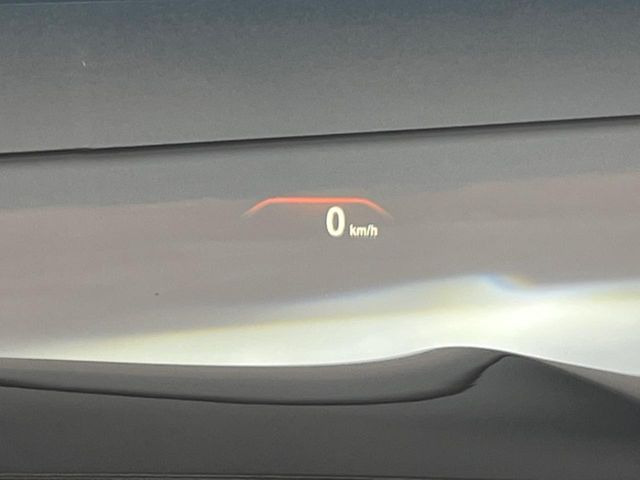 ●ヘッドアップディスプレイ:現在の速度や走行情報をデジタル表示で運転席前方のガラスに投影!運転中、視線をずらさず必要な情報を確認できるのでとっても便利で安心!