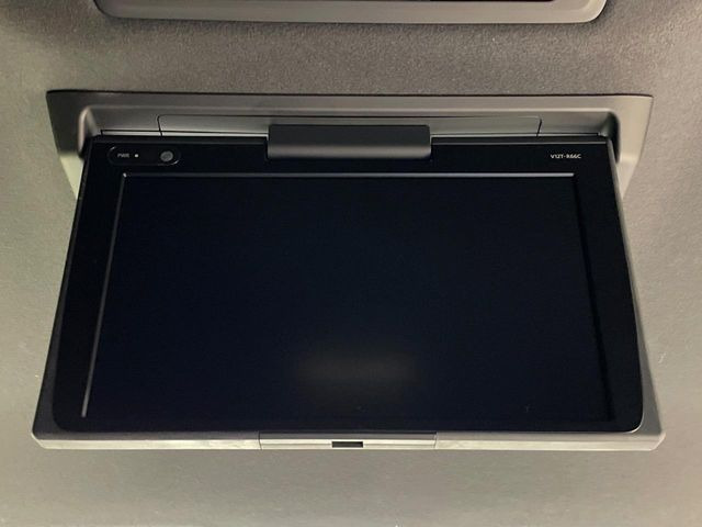 【フリップダウンモニター】大画面モニターで後席でもエンタメをお楽しみいただけます。小さなお子様にも大人気の装備です♪